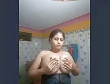 Desi Bhabhi mostra le sue grandi tette