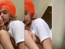 Slender girl has sex with her college lover MMS